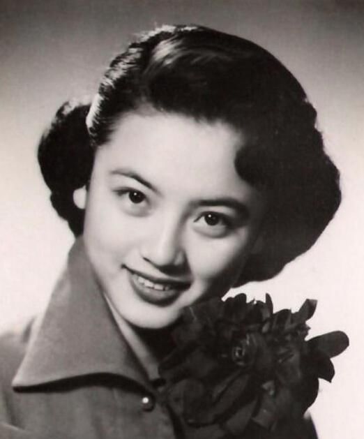 她与影后胡蝶齐名,一生却充满坎坷,去世后20万影迷为其送葬