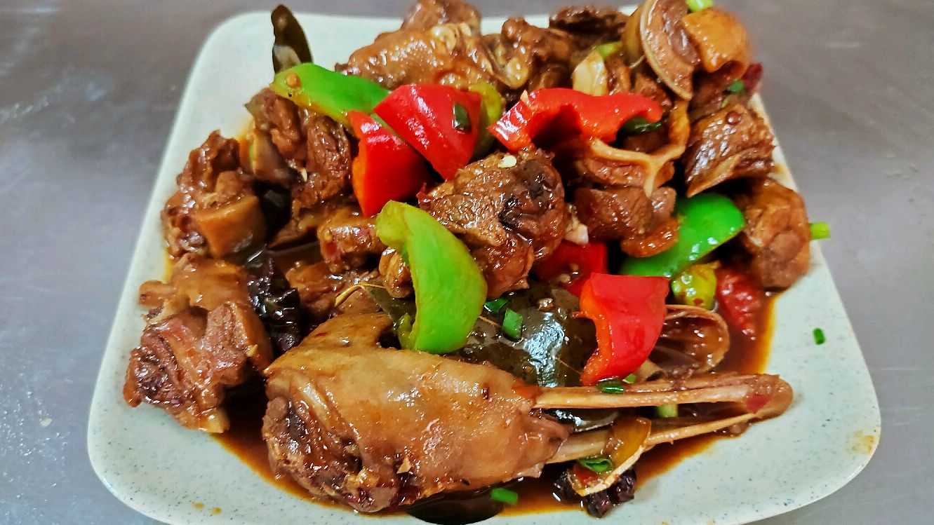 今天分享香辣啤酒鸭的做法,鸭子鲜香美味十足,有种喝酒的感觉