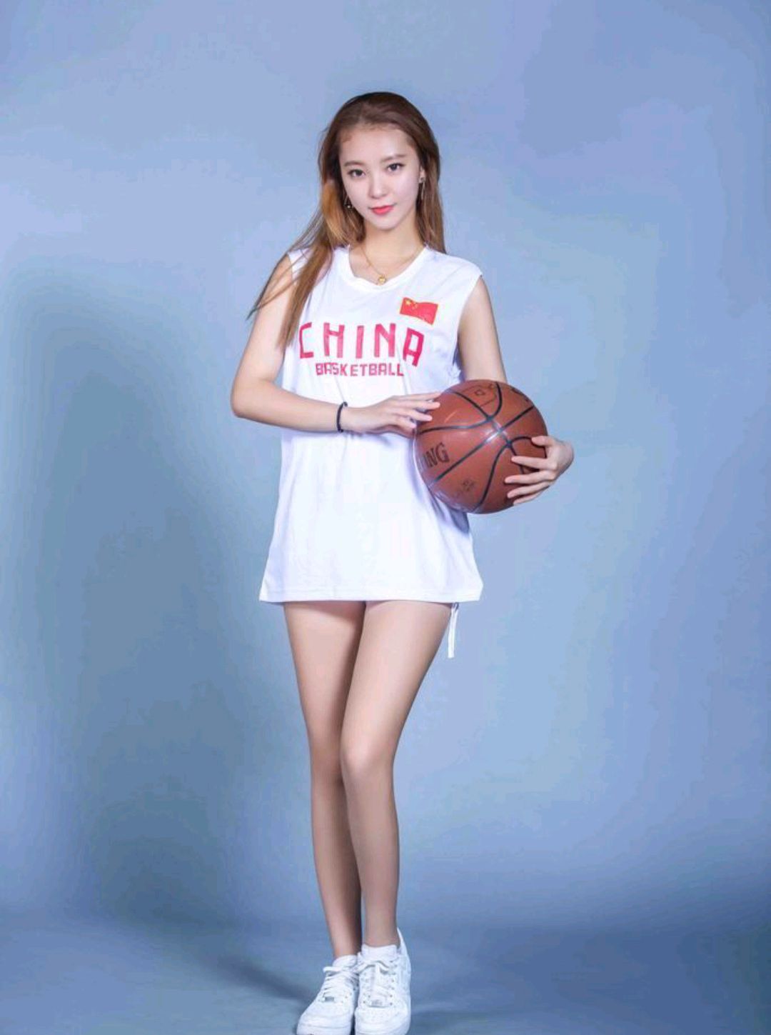 "cba最美篮球宝贝"可甜可性感,因与易建联一张合影爆红