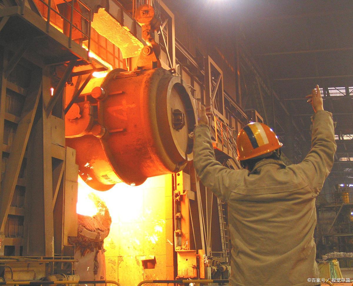 吹炼前期调节和控制枪位的原则是:早化渣,化好渣,以利最大限度的去