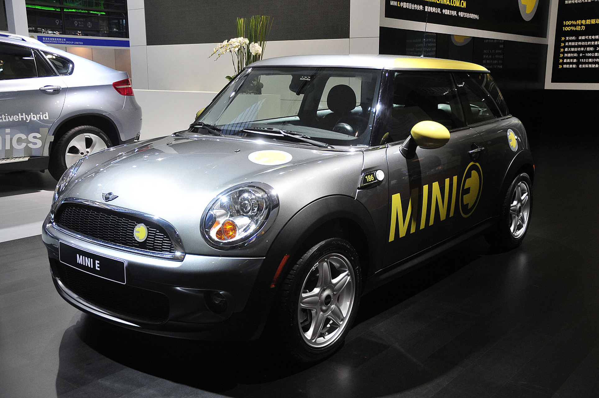 宝马携全新电动mini cooper闪亮登场🚀迷你至简设计,一眼即爱❤