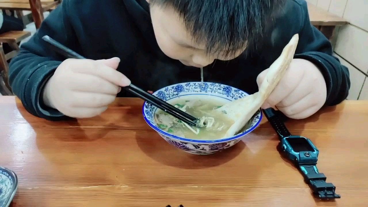 今天简单对付一口,晚餐2碗牛肉粉丝配烧饼,28元吃的一点不剩