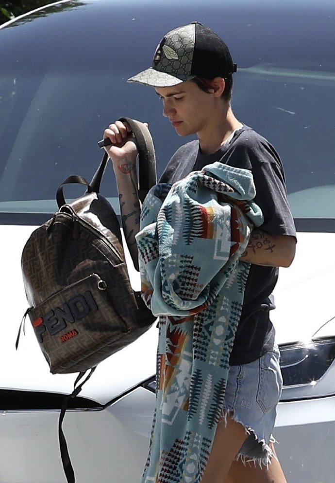 鲁比·洛斯现身洛杉矶街头,手上还拿着大毛巾,这是准备去游泳