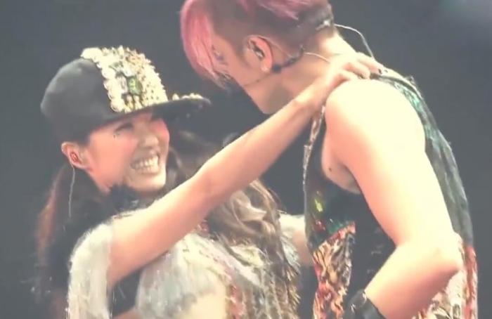 罗志祥与美女表演双人运动,女方垂直坐在男方腰部,画面令人脸红