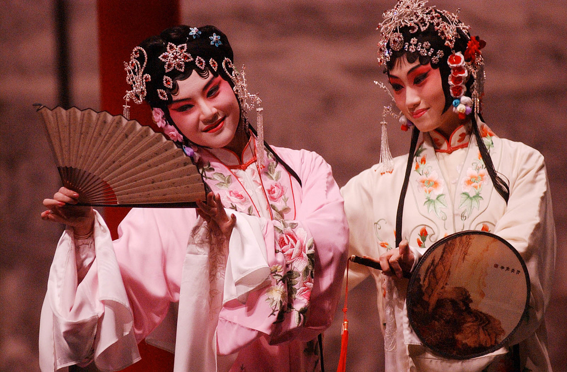 故事情节复杂而紧凑,以李香君与侯方域的感情为主线,展现了明朝末年的