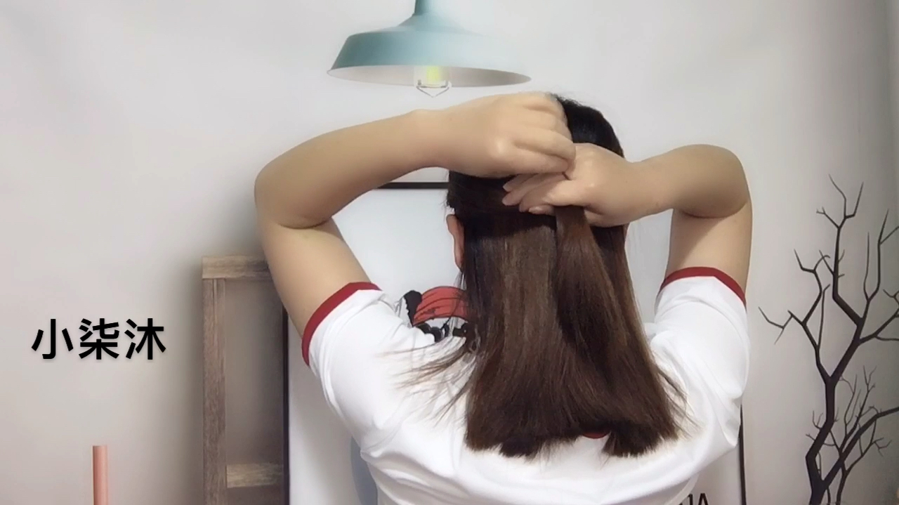 这是我见过最简单的发型,2根皮筋完成,多大年龄都适合