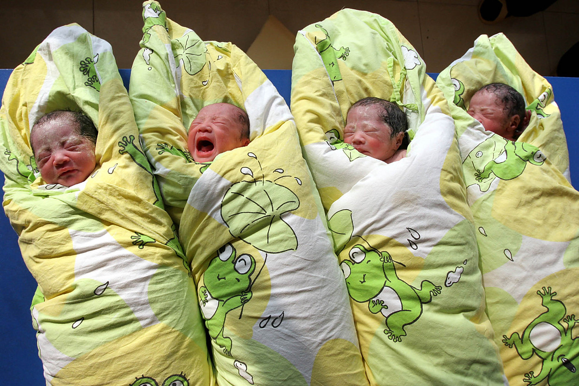 她用自己的爱和坚持,诞下了龙凤三胞胎,让人们惊叹不已!