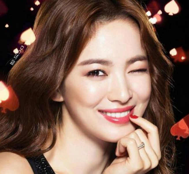 女星咬嘴唇,热巴酷炫郑爽可爱赵丽颖勾魂,最出乎意料的是她!