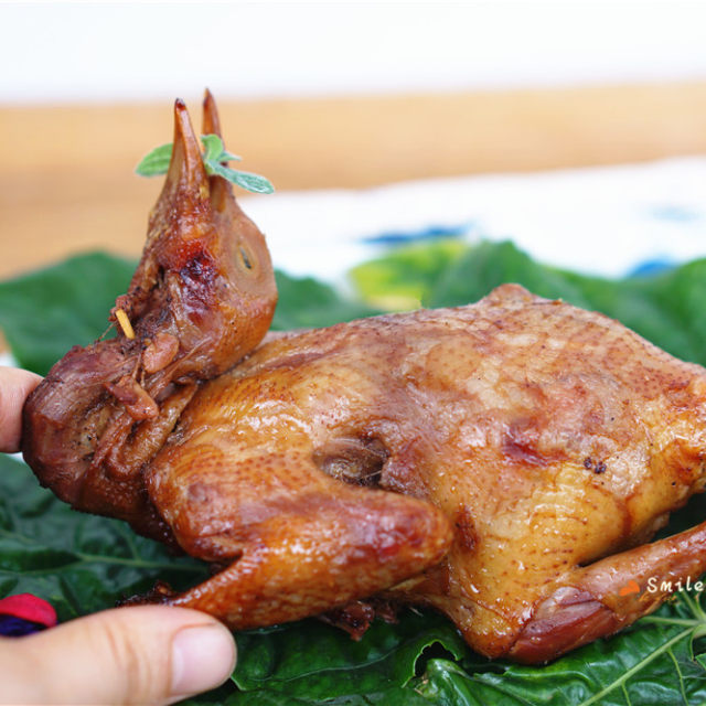 砂锅烤乳鸽,金黄油亮,鲜香入味,嫩而不柴,真的太美味了!