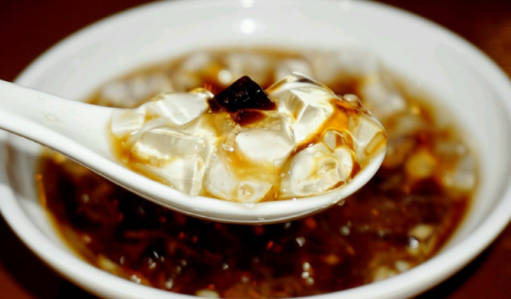 贵阳当地美食冰粉,颜色透明口感清凉,美味小吃多种做法大分享