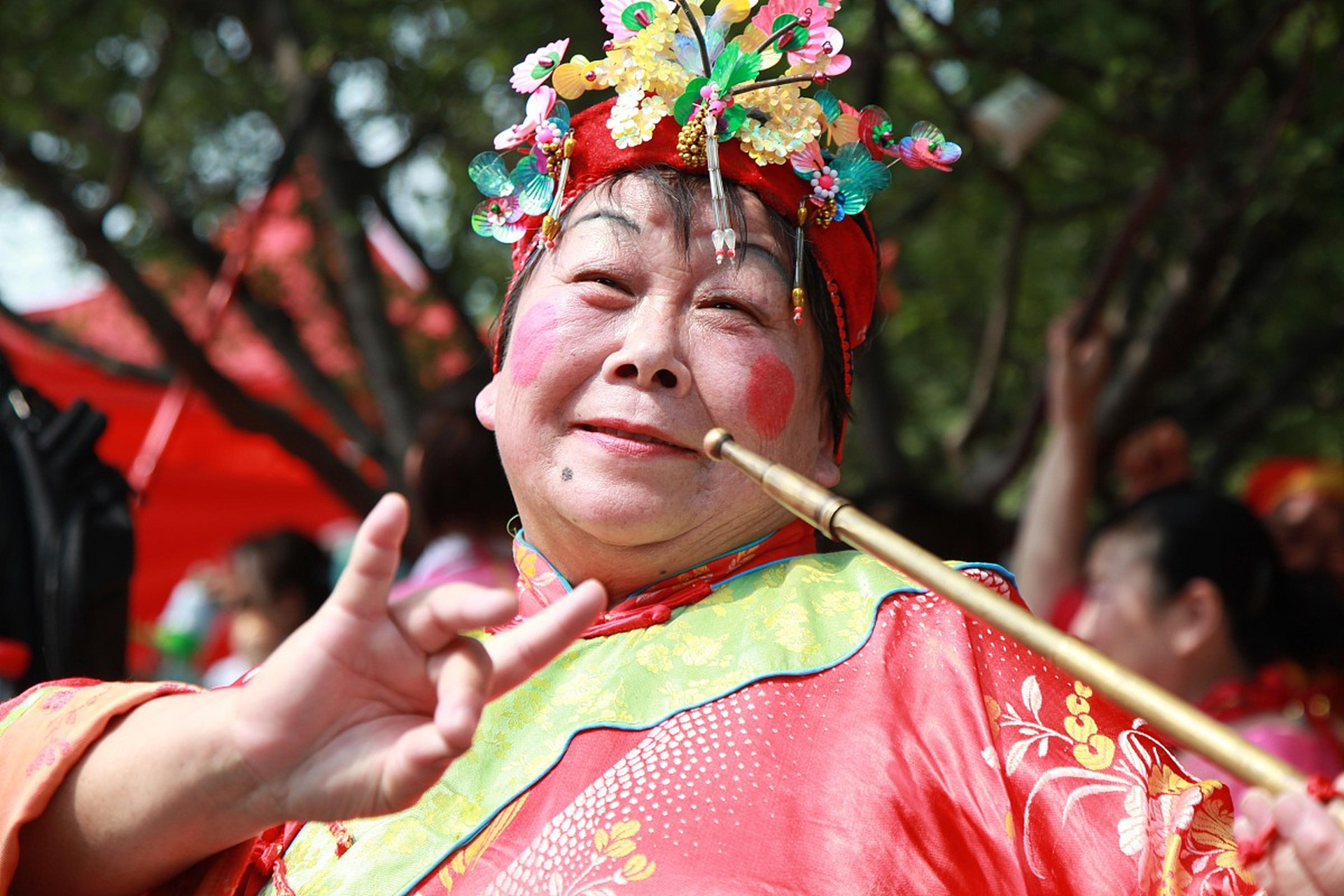 今年58岁的顾行长,在妻子去世,不到半年的时间里