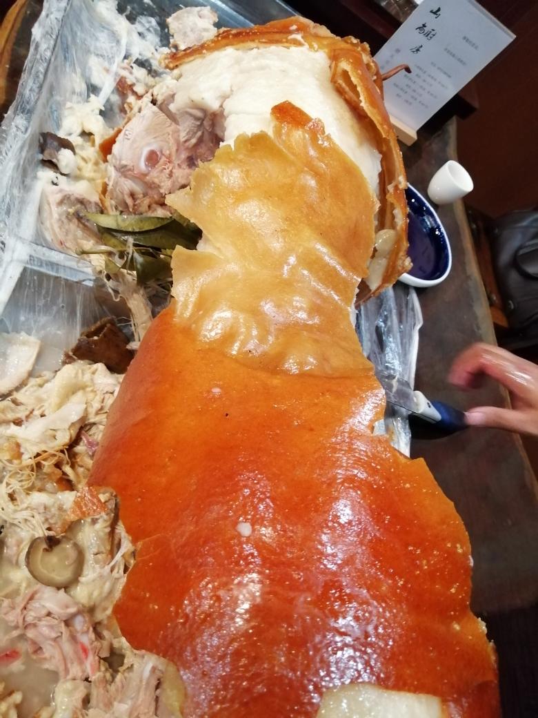 广西人的幸福生活,一起吃烤全猪,皮脆肉嫩香喷喷