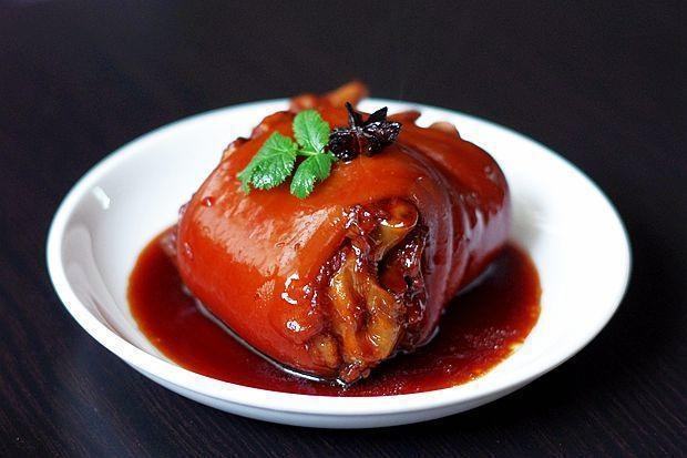 冰糖肘子肉肘酥烂,营养丰富有养颜美容的作用