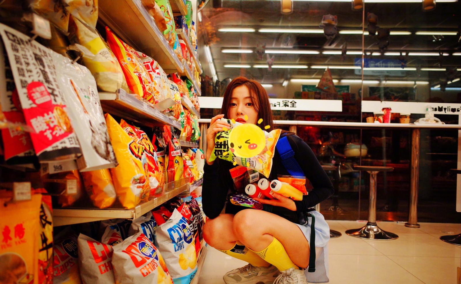 张天爱晒"深夜美照",穿超短裙配黄色中筒袜,一双美腿强势抢镜