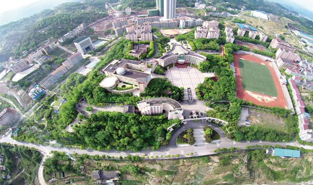 "精忠"文化浇灌"全国文明之花"——忠县中学建设全国文明校园