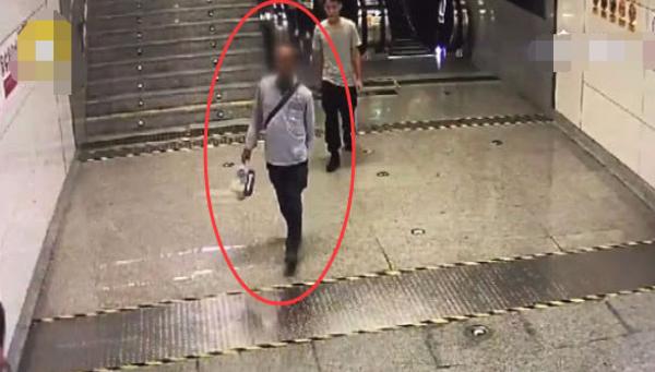 男子手捂裤裆急匆匆来到地铁站,接下来发生一幕让人直呼太恶心!