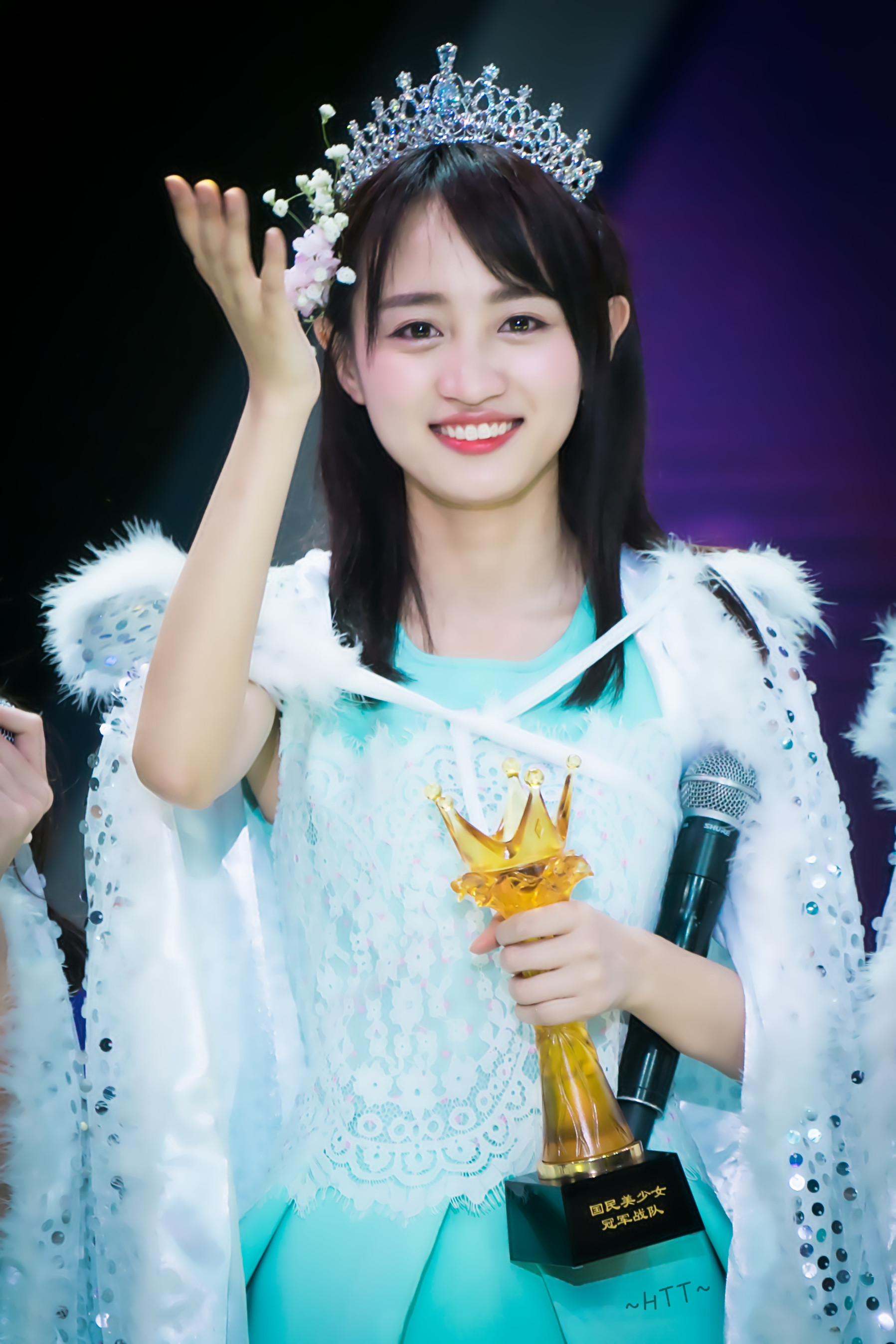 黄婷婷这一身太辣眼睛了,连体裤外套着超短裤,网友:时尚教主!