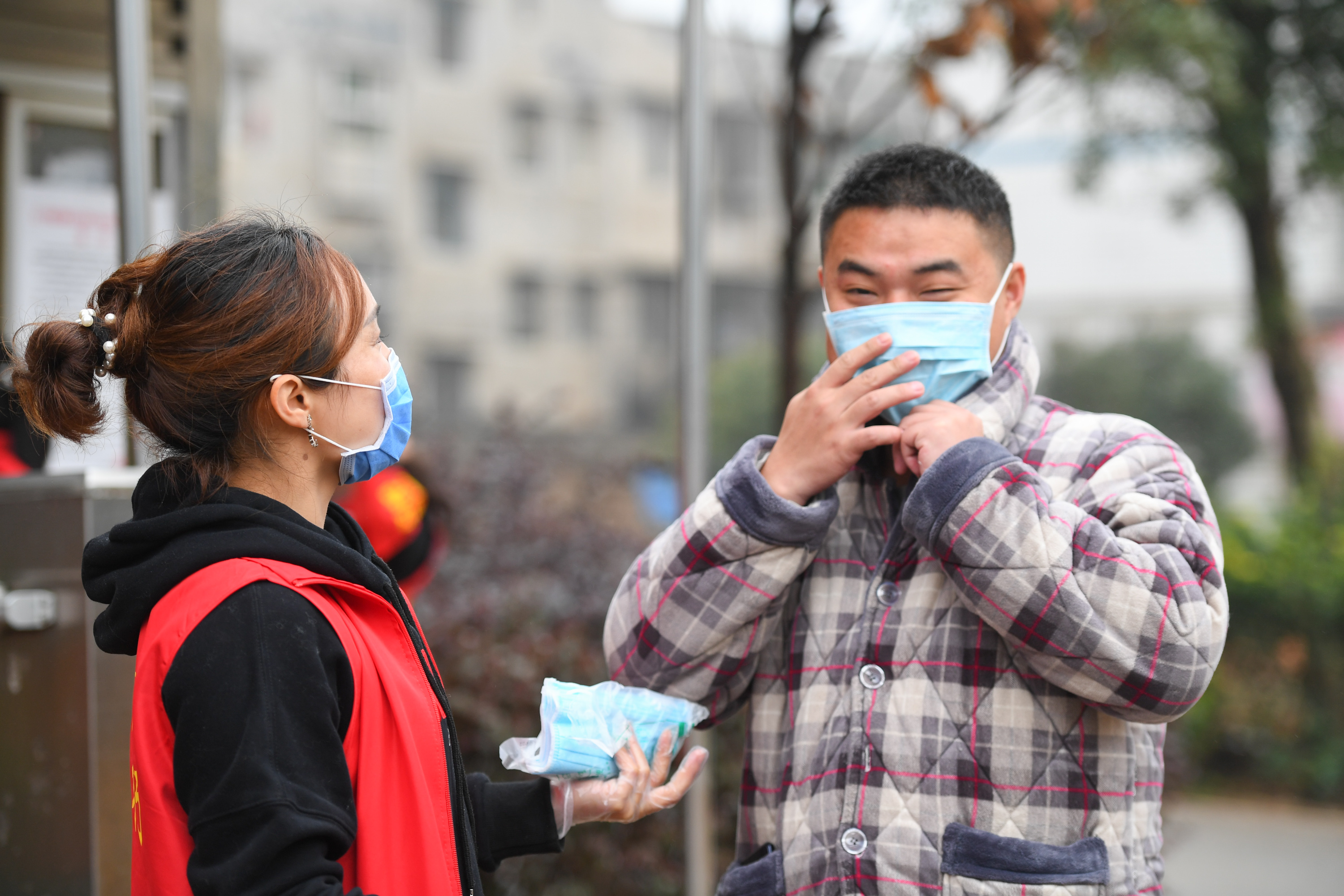 "80后"志愿者李伟:小区防疫的"贴心管家"(3)