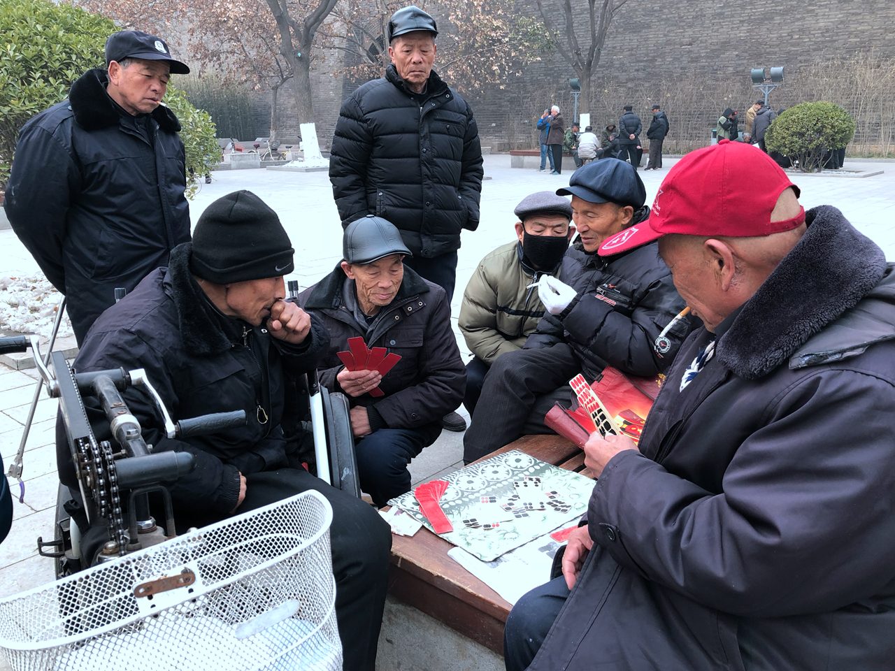 天寒地冻何所惧,公园一群老人玩得嗨