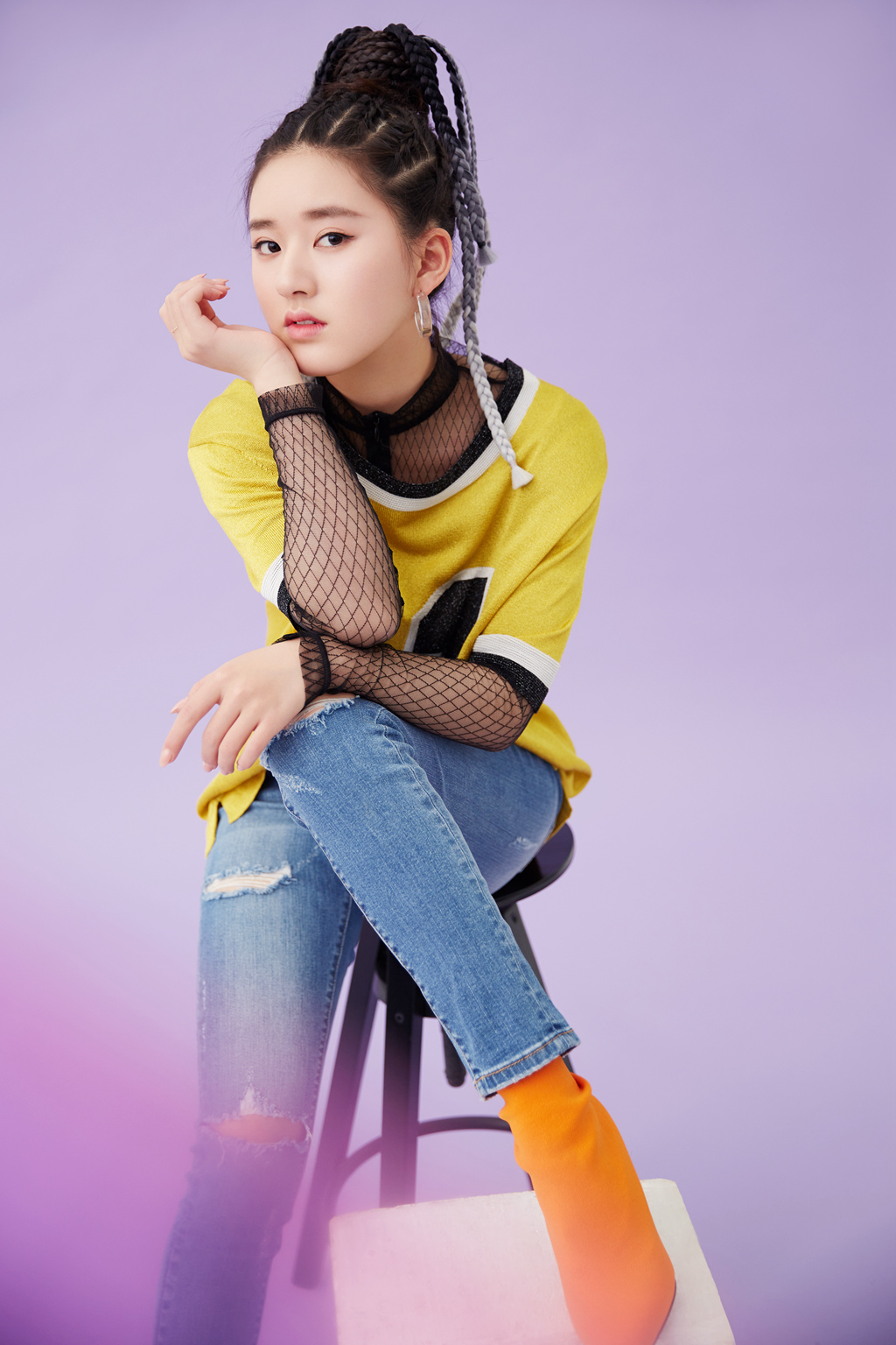 气质清纯,青春靓丽的赵露思,深受广大男生女生的喜欢,可谓"清纯偶像花