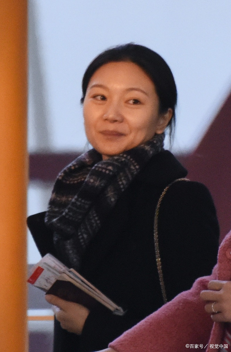 陈婷的生活让人感到同情,因为她似乎为了金钱放弃了自己的梦想,成为了