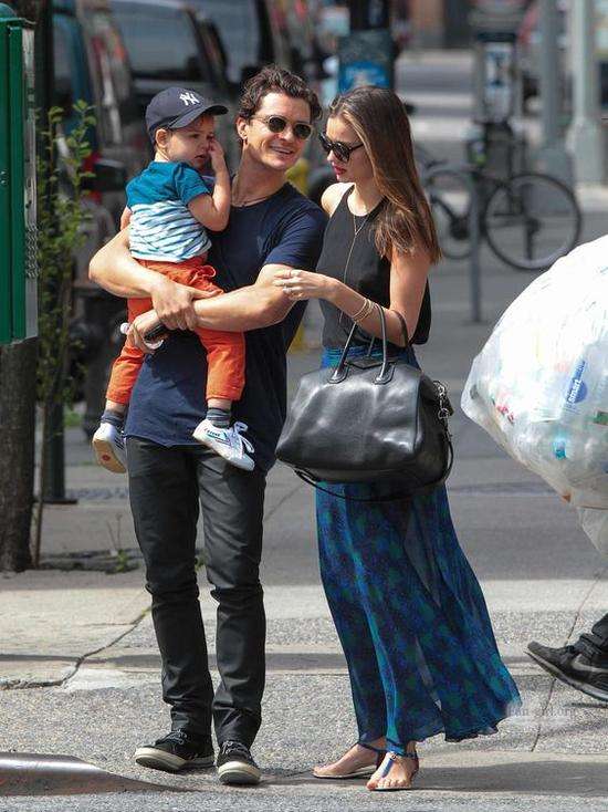 奥兰多布鲁姆带着儿子出街,忙着不可开交,小开花很像米兰达可儿