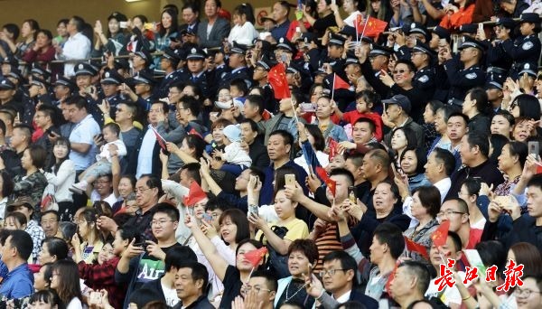 鲲鹏展翅腾细浪—男子跳远瞬间|图集