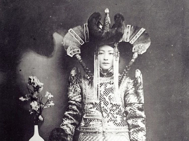 史上真实的蒙古公主照片:传统头饰彰显雍容华贵,图4的公主很美