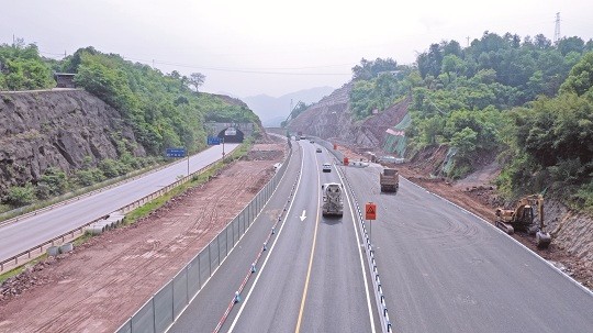 重慶南岸區服務業改革取得成效 迎龍隧道段右幅主線通車