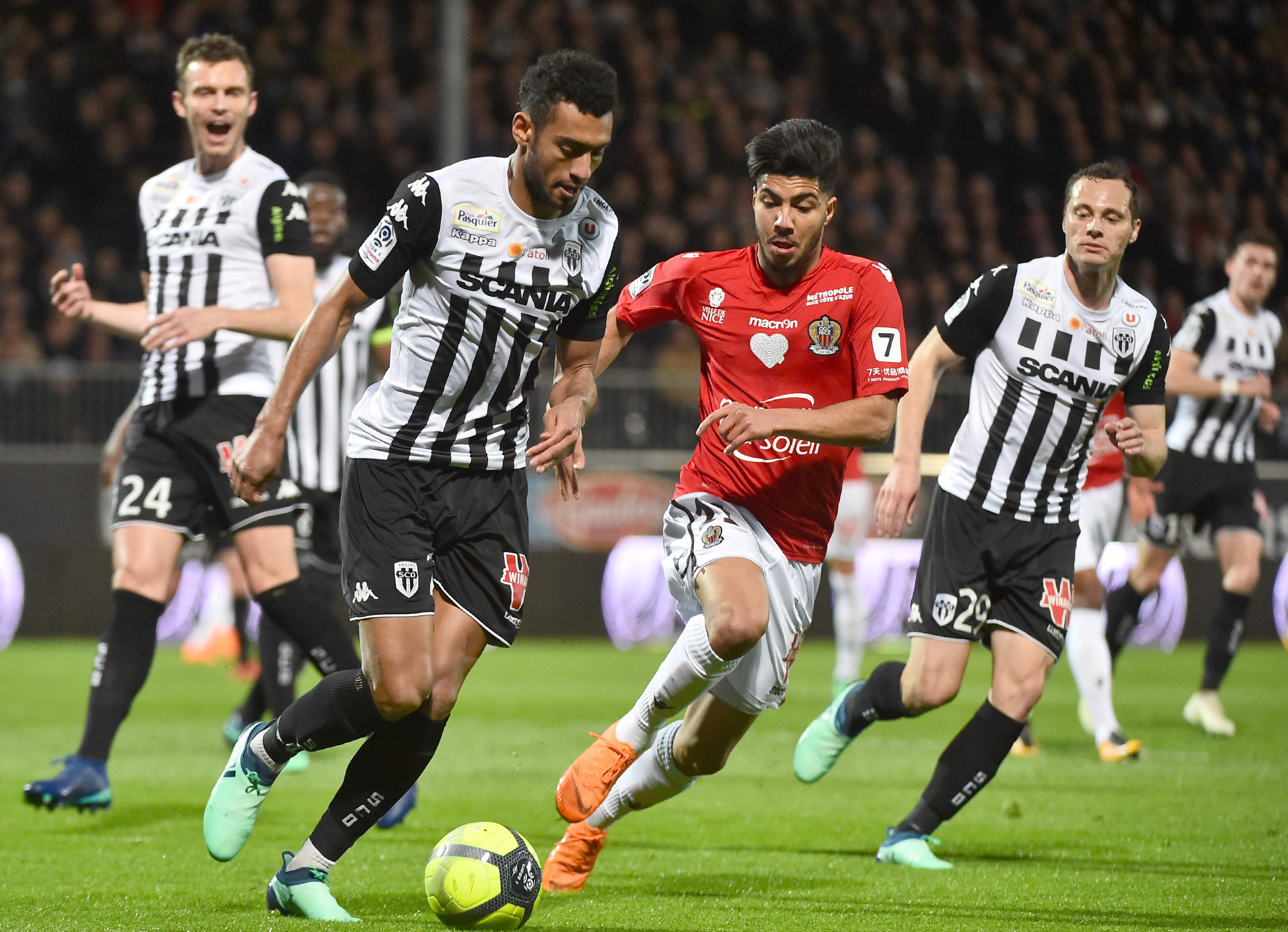 足球——法甲联赛:昂热平尼斯(16)