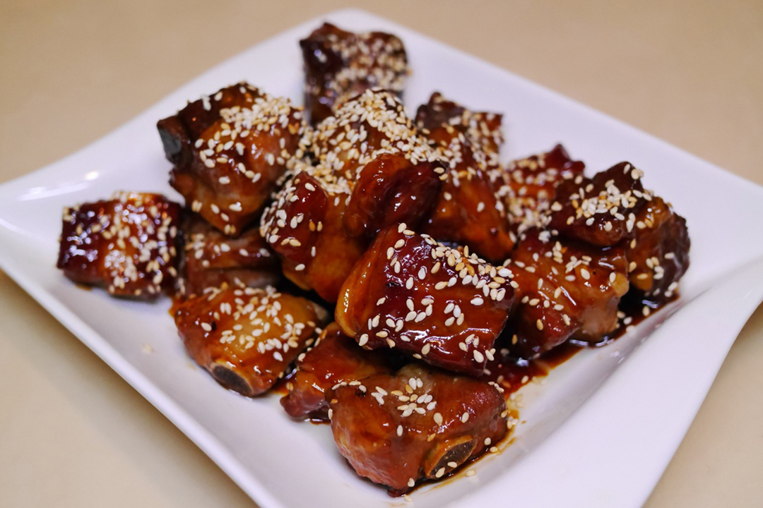 3分钟学会蜜汁排骨做法:香香甜甜,非常的下饭,全家大小抢着吃