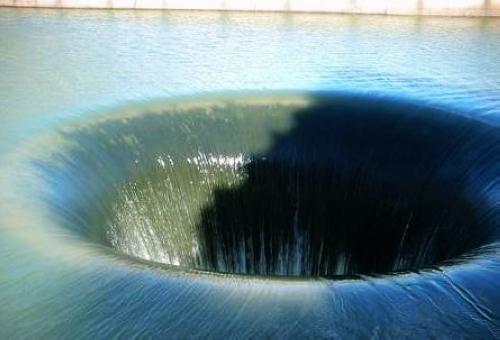 村民打井突遇井喷奇观:水柱高达50米,网友称之为"海眼"