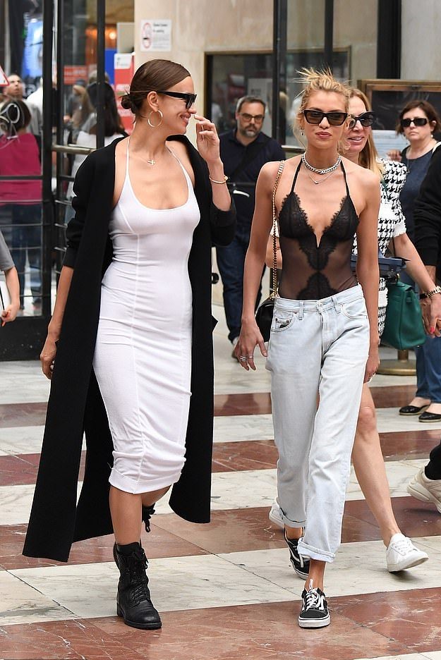 超模 irina shayk(伊瑞娜.沙伊克)和好友呆拉出街,性感十足