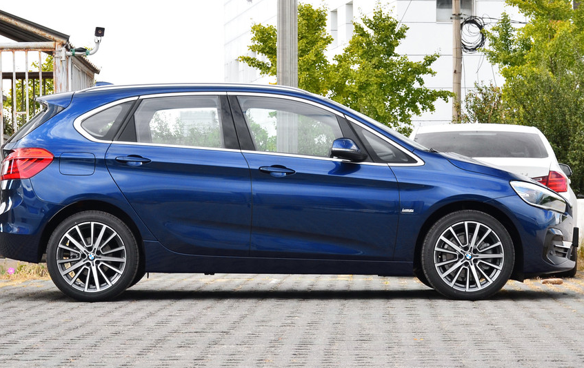 宝马2系旅行车220i豪华套装,大气的外观,让你爱不释手