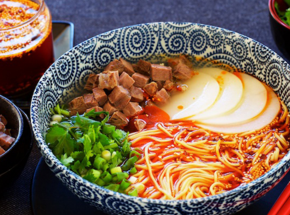 300毫升水,2茶匙姜蒜水,3 g盐,4片白萝卜,1份碱性面条,50克炖牛肉丁