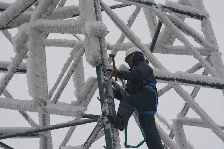 十多年前春运,雪灾致上万旅客停留车站,高速堵车超十公里