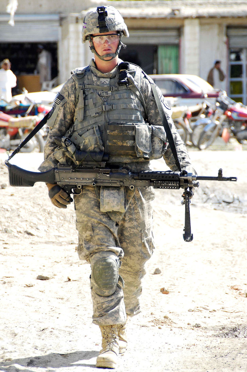 美军被军火商瞒天过海,买了的装备一拆箱发现,怎么是中国制造?