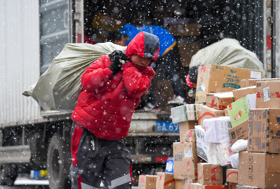 长春这场雪越下越大 快递小哥冒雪派件 清雪车彻夜除冰