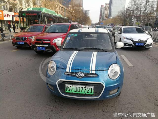 郑州共享汽车停在马路中间 行驶到这里要小心!