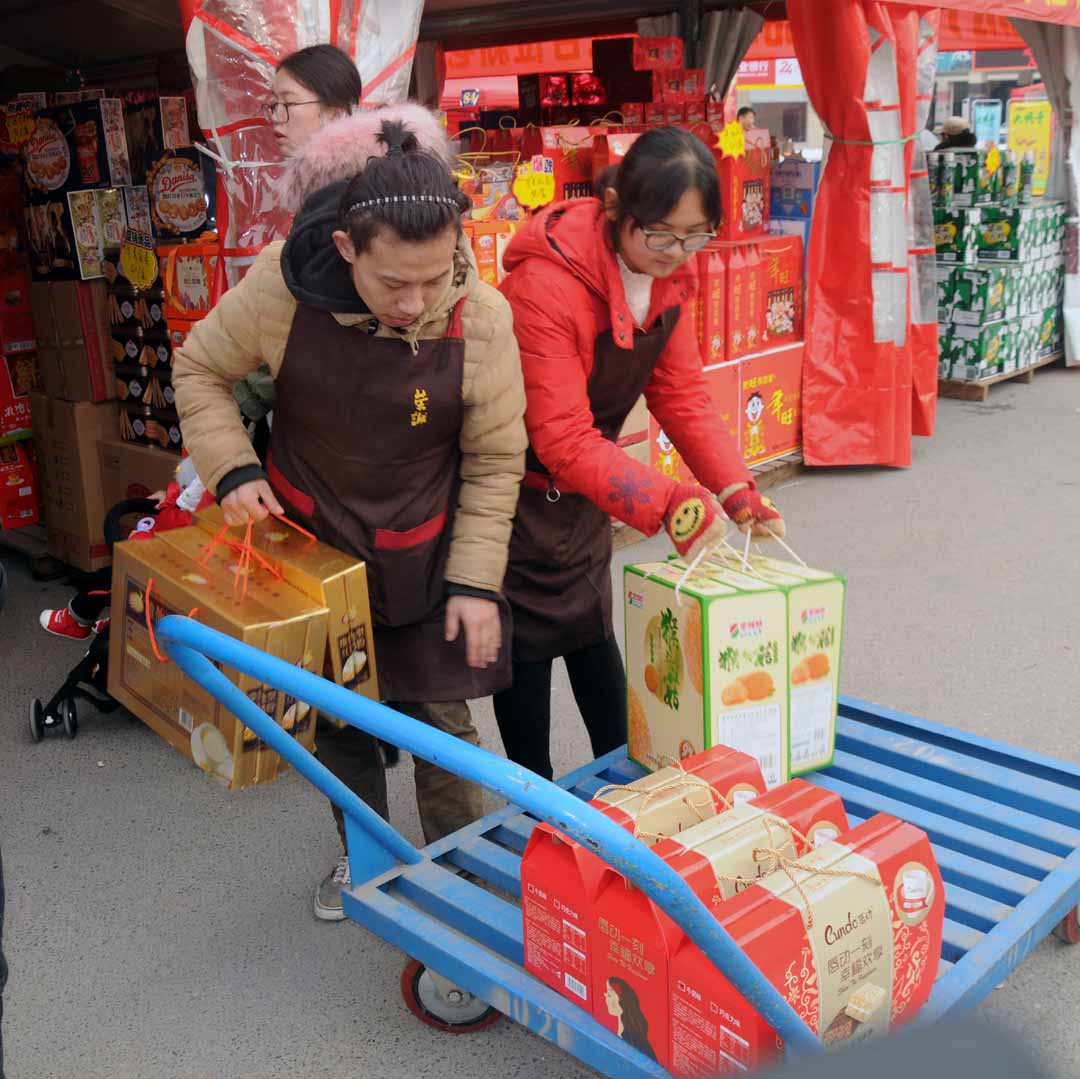 女大学生寒假打工 难忘高考时妈妈摔伤瞒着她