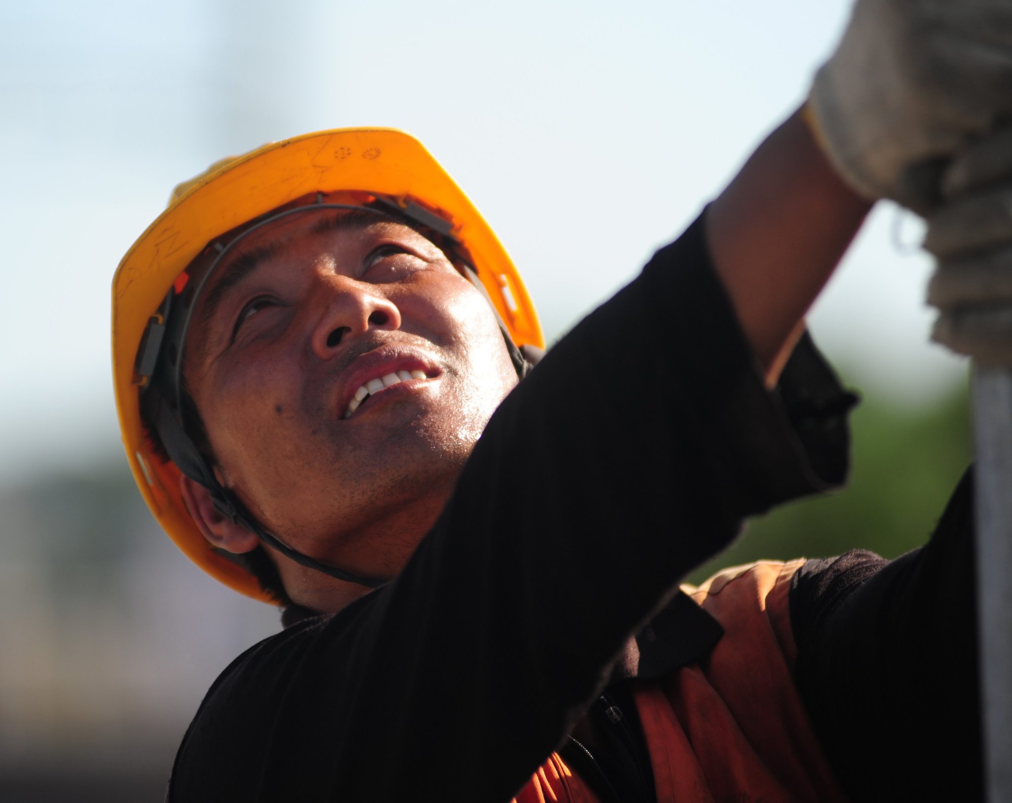 烈日下的建筑工人