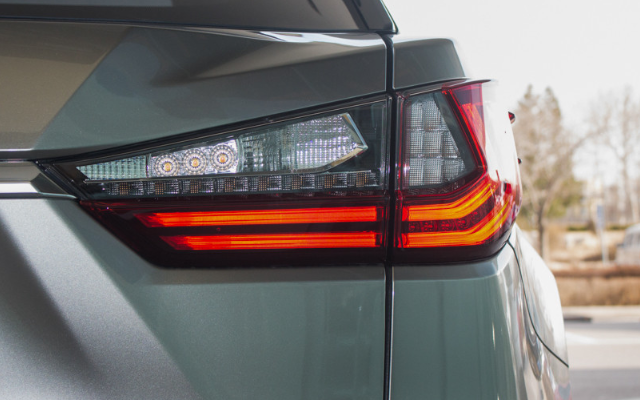 2016款的雷克萨斯rx,车头激进的纺锤中网,给人视觉上的冲击!