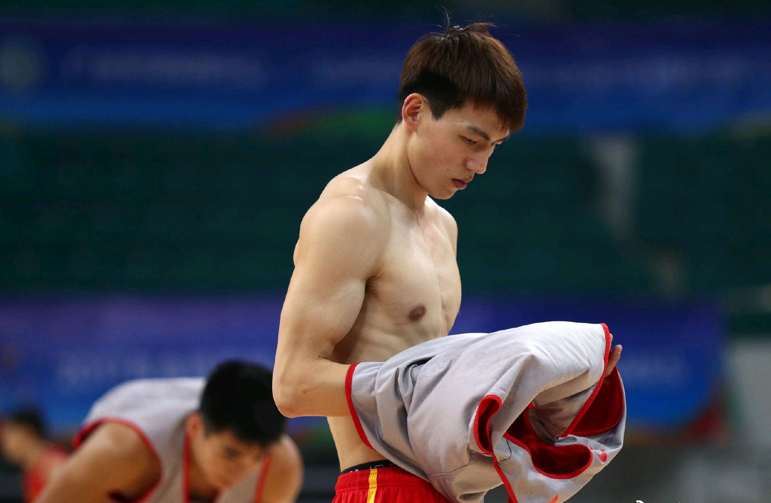 致敬三八妇女节!篮坛肌肉男,国足白斩鸡怎么比?