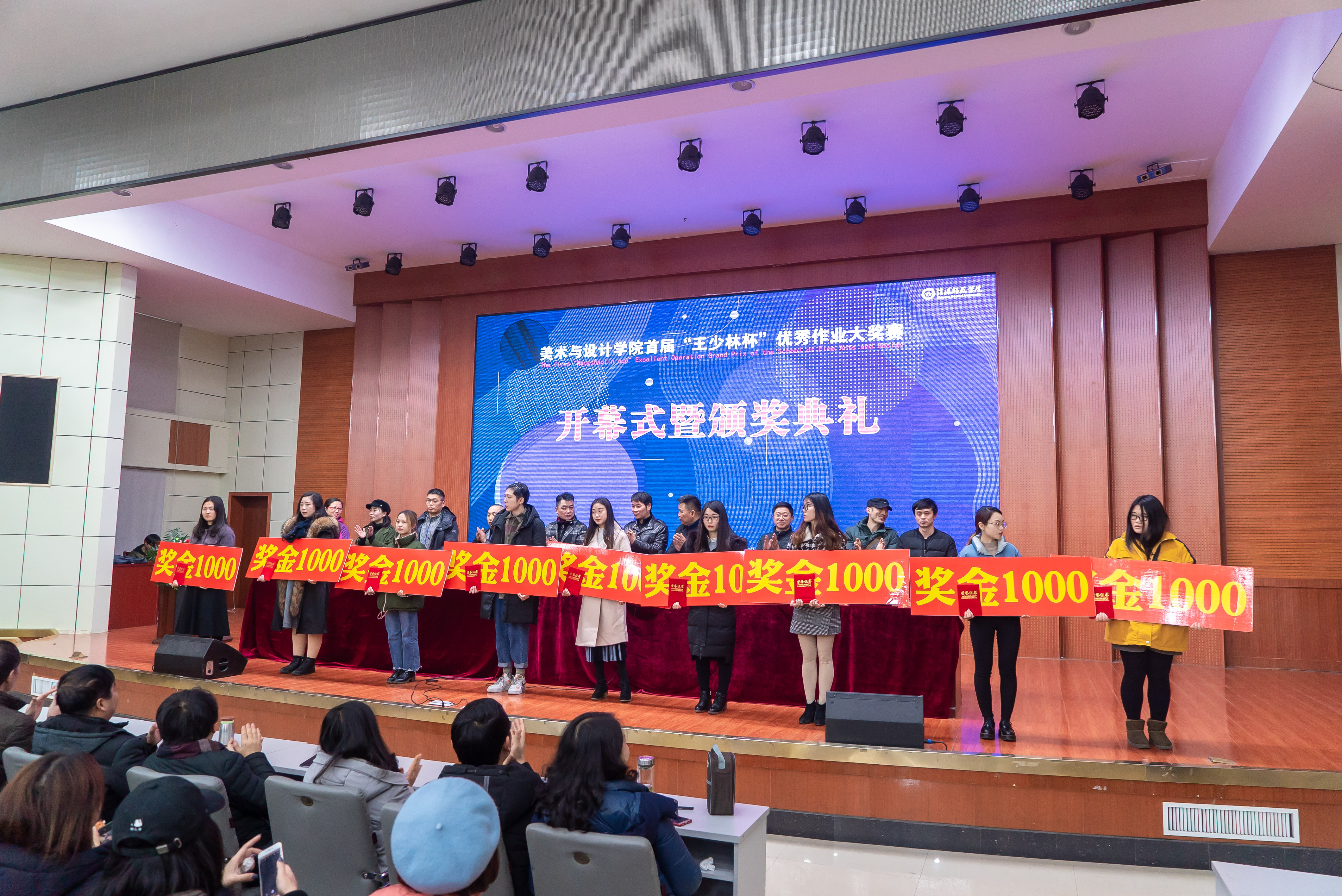 油画大师王少林为美院学生颁发二等奖