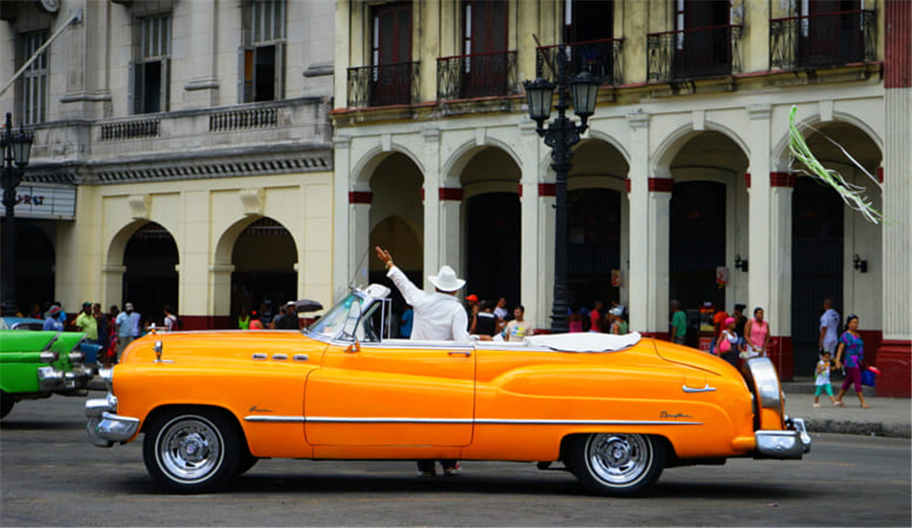 满地古董老爷车—古巴