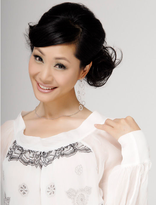 朴素大方里透露着强大的气质,军旅歌手于文华,低调而奢华!