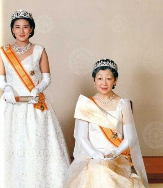 美智子亲切拉雅子妃,对未来皇后的她寄予厚望,注意纪子妃表情