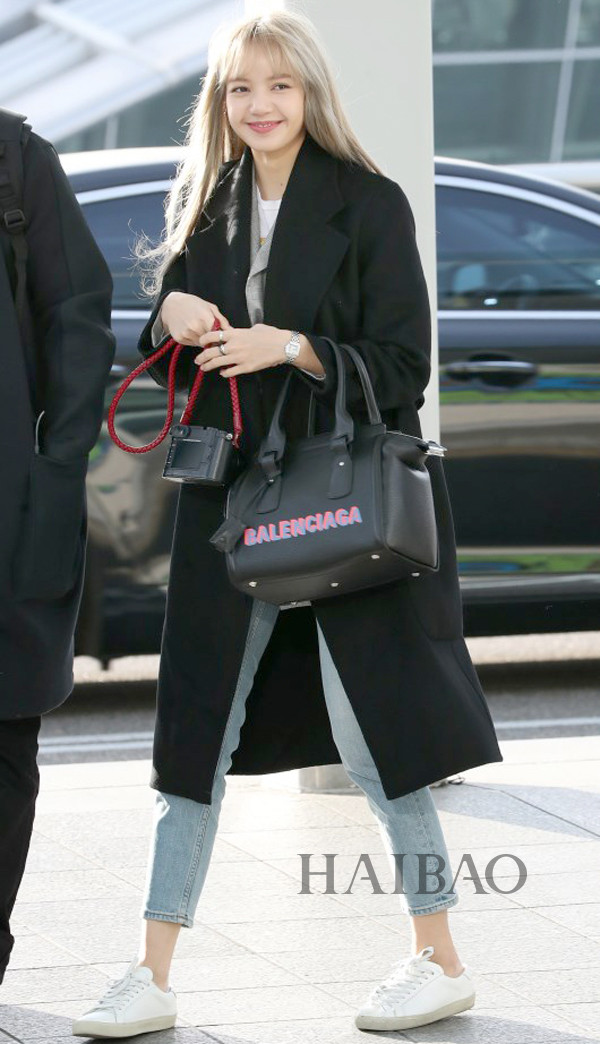 blackpink组合成员lisa 2019年1月9日韩国仁川机场街拍:准备前往曼谷