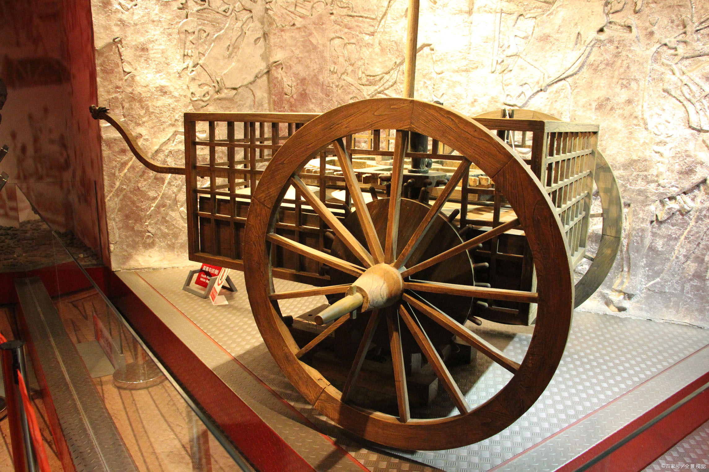 无论指南车如何转向,假人的手始终指向指南车出发时其所指的方向.