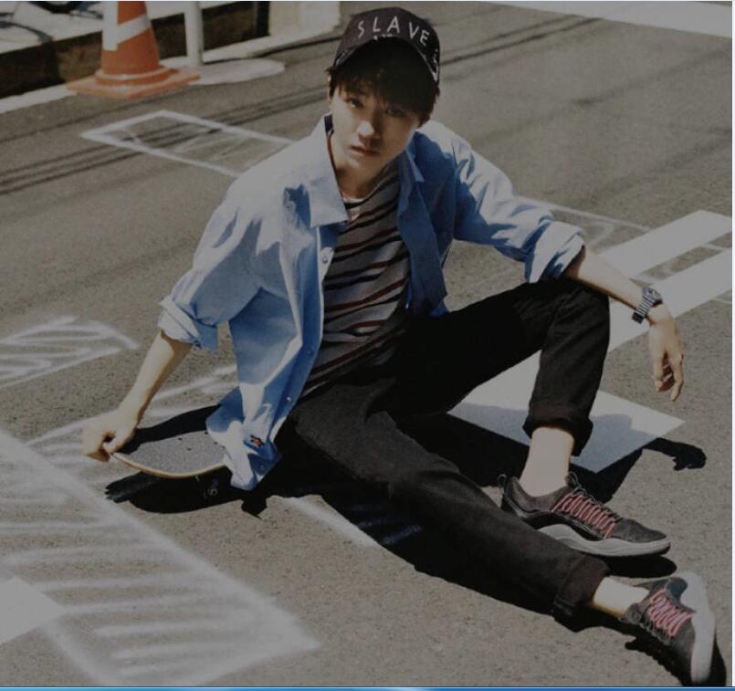 王俊凯不工作玩滑板?随意街拍自然帅气